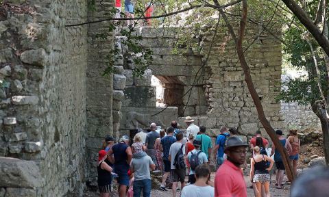 Turizmi i afrohet niveleve te parakrizes: 604 mije shtetas te huaj vetem ne qershor
